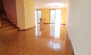 Casa 3 habitaciones con buhardilla y patio