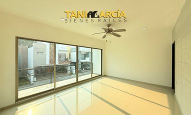 Rento Bonita Casa en esquina de 4 recámaras en Fortín, Lomas de Shangrila