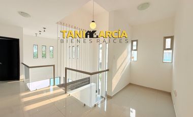 Rento Bonita Casa en esquina de 4 recámaras en Fortín, Lomas de Shangrila