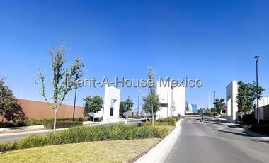 Casa en Renta, Zibatá, 149 m2 | 3 sec. 3 baños, Mini Splits, | Alberca, canchas, Jardín infantil | Frente a Parque