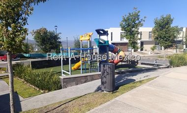 Casa en Renta, Zibatá, 149 m2 | 3 sec. 3 baños, Mini Splits, | Alberca, canchas, Jardín infantil | Frente a Parque