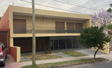 SE VENDE HERMOSA CASA+DPTO+ESTUDIO EN B° P.VELEZ SARSFIELD-