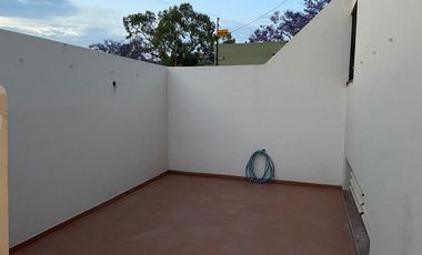 SE VENDE HERMOSA CASA+DPTO+ESTUDIO EN B° P.VELEZ SARSFIELD-