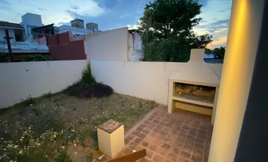 SE VENDE HERMOSA CASA+DPTO+ESTUDIO EN B° P.VELEZ SARSFIELD-