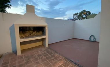 SE VENDE HERMOSA CASA+DPTO+ESTUDIO EN B° P.VELEZ SARSFIELD-
