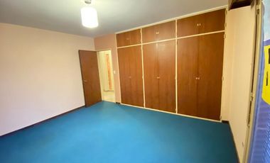 SE VENDE HERMOSA CASA+DPTO+ESTUDIO EN B° P.VELEZ SARSFIELD-