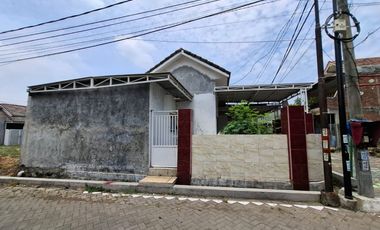 jual rugi rumah luas di perumahan Griya Taman Asri, Taman, Sidoarjo