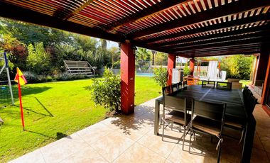 CASA CHILENA IMPECABLE EN SANTA ELENA | CERCA COLEGIO PUMAHUE | 4D + ESCRITORIO + SERVICIOS + PISCINA | UF 13.000