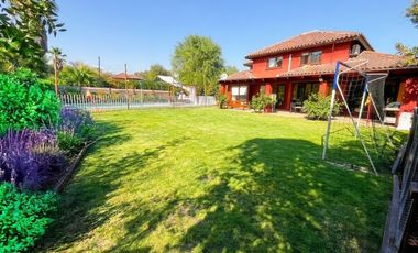 CASA CHILENA IMPECABLE EN SANTA ELENA | CERCA COLEGIO PUMAHUE | 4D + ESCRITORIO + SERVICIOS + PISCINA | UF 13.000