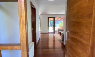 CASA CHILENA IMPECABLE EN SANTA ELENA | CERCA COLEGIO PUMAHUE | 4D + ESCRITORIO + SERVICIOS + PISCINA | UF 13.000