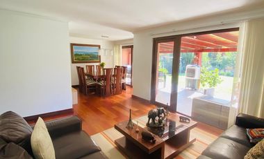 CASA CHILENA IMPECABLE EN SANTA ELENA | CERCA COLEGIO PUMAHUE | 4D + ESCRITORIO + SERVICIOS + PISCINA | UF 13.000