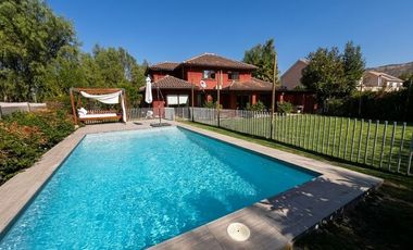 CASA CHILENA IMPECABLE EN SANTA ELENA | CERCA COLEGIO PUMAHUE | 4D + ESCRITORIO + SERVICIOS + PISCINA | UF 13.000