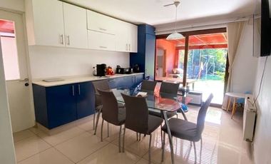 CASA CHILENA IMPECABLE EN SANTA ELENA | CERCA COLEGIO PUMAHUE | 4D + ESCRITORIO + SERVICIOS + PISCINA | UF 13.000