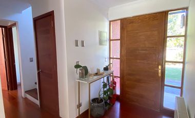 CASA CHILENA IMPECABLE EN SANTA ELENA | CERCA COLEGIO PUMAHUE | 4D + ESCRITORIO + SERVICIOS + PISCINA | UF 13.000