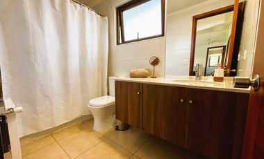 CASA CHILENA IMPECABLE EN SANTA ELENA | CERCA COLEGIO PUMAHUE | 4D + ESCRITORIO + SERVICIOS + PISCINA | UF 13.000