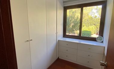 CASA CHILENA IMPECABLE EN SANTA ELENA | CERCA COLEGIO PUMAHUE | 4D + ESCRITORIO + SERVICIOS + PISCINA | UF 13.000