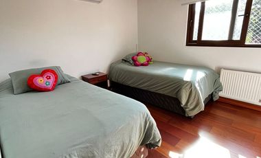 CASA CHILENA IMPECABLE EN SANTA ELENA | CERCA COLEGIO PUMAHUE | 4D + ESCRITORIO + SERVICIOS + PISCINA | UF 13.000