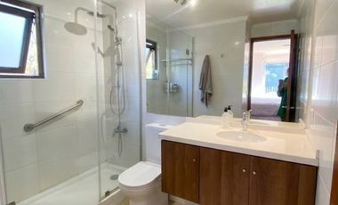 CASA CHILENA IMPECABLE EN SANTA ELENA | CERCA COLEGIO PUMAHUE | 4D + ESCRITORIO + SERVICIOS + PISCINA | UF 13.000