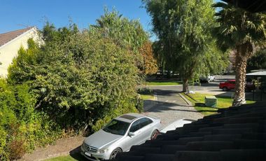 CASA CHILENA IMPECABLE EN SANTA ELENA | CERCA COLEGIO PUMAHUE | 4D + ESCRITORIO + SERVICIOS + PISCINA | UF 13.000