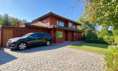 CASA CHILENA IMPECABLE EN SANTA ELENA | CERCA COLEGIO PUMAHUE | 4D + ESCRITORIO + SERVICIOS + PISCINA | UF 13.000