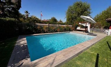 CASA CHILENA IMPECABLE EN SANTA ELENA | CERCA COLEGIO PUMAHUE | 4D + ESCRITORIO + SERVICIOS + PISCINA | UF 13.000
