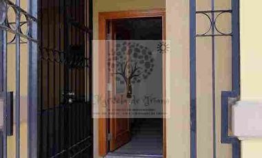 RENTA BELLA CASA AMUEBLADA DE UNA PLANTA FRACC. CERRADA ANDALUZ