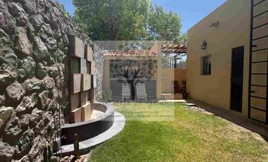 RENTA BELLA CASA AMUEBLADA DE UNA PLANTA FRACC. CERRADA ANDALUZ