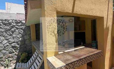 RENTA BELLA CASA AMUEBLADA DE UNA PLANTA FRACC. CERRADA ANDALUZ