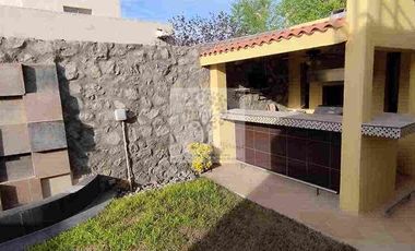 RENTA BELLA CASA AMUEBLADA DE UNA PLANTA FRACC. CERRADA ANDALUZ