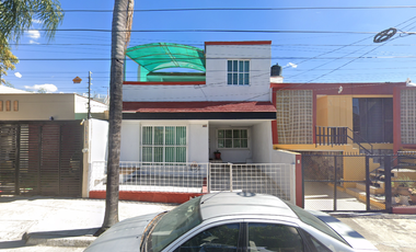 Venta de casa en C. Montes Celestes, Independencia, Guadalajara, Jal.  Buena inversión***