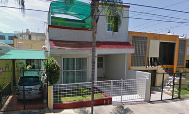 Venta de casa en C. Montes Celestes, Independencia, Guadalajara, Jal.  Buena inversión***