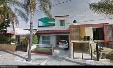 Venta de casa en C. Montes Celestes, Independencia, Guadalajara, Jal.  Buena inversión***
