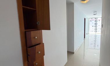 SAN LORENZO: SIN MUEBLES EN EDIFICIO FRENTE AL MAR CON PISCINA Y ROOFTOP