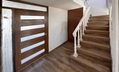 CASA DUPLEX EN VENTA CON EXCELENTE UBICACIÓN EN LOMAS VERDES
