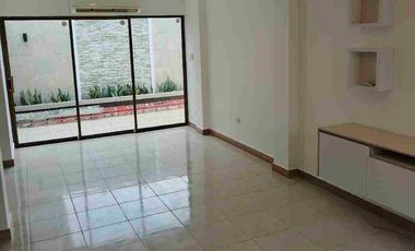 Renta de casa esquinera con splist remodelada Urb Málaga 2 vía a Salitre cerca de Vermont Plaza