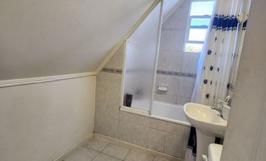 Casa 3D2B, suite, estar, patio techado. Gran luz y conectividad. Pasaje seguro.