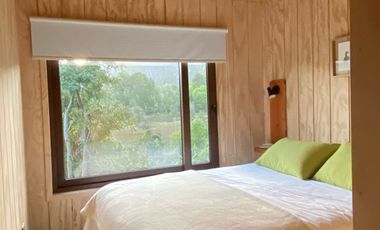 Hermosa cabaña 2D amoblada con hermosa vista humedal orientación que favorece luz natural durante todo el día.