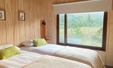 Hermosa cabaña 2D amoblada con hermosa vista humedal orientación que favorece luz natural durante todo el día.