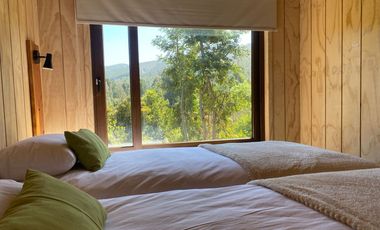 Hermosa cabaña 2D amoblada con hermosa vista humedal orientación que favorece luz natural durante todo el día.