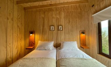 Hermosa cabaña 2D amoblada con hermosa vista humedal orientación que favorece luz natural durante todo el día.