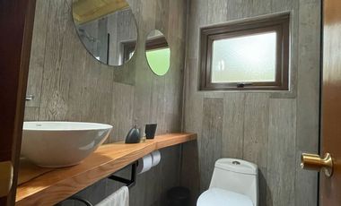 Hermosa cabaña 2D amoblada con hermosa vista humedal orientación que favorece luz natural durante todo el día.