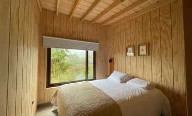 Hermosa cabaña 2D amoblada con hermosa vista humedal orientación que favorece luz natural durante todo el día.