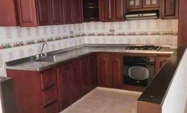 ALQUILO  CASA EN PRIMER PISO, COLINAS DEL BOSQUE, 3 CUARTOS, 3 BAÑOS, SALA GARAJE, COCINA INTEGRAL, PATIO