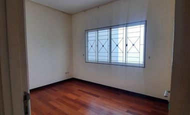 Rumah 2,5LT Crown Golf PIK 192m2 8x24 3+1KT Strategis Siap Huni