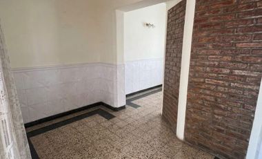 Estanislao Zeballos 4400, Casa y Dos Locales - 3 Dorm, 1 Baño, Cocina.