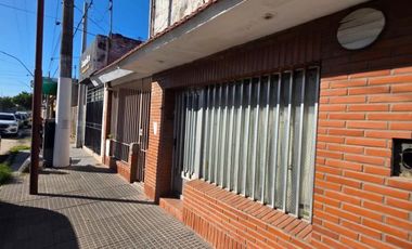 Estanislao Zeballos 4400, Casa y Dos Locales - 3 Dorm, 1 Baño, Cocina.