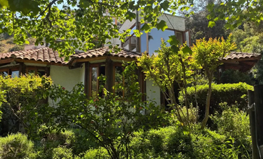 Amplia y Acogedora Casa a la venta Gran jardín y quincho El Arrayán Lo Barnechea