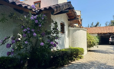 Amplia y Acogedora Casa a la venta Gran jardín y quincho El Arrayán Lo Barnechea