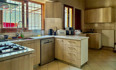 Amplia y Acogedora Casa a la venta Gran jardín y quincho El Arrayán Lo Barnechea