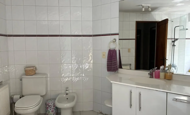 Amplia y Acogedora Casa a la venta Gran jardín y quincho El Arrayán Lo Barnechea